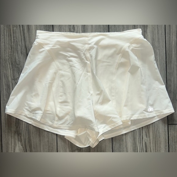 ALO Yoga Pants - ALO Yoga Cream Athletic Shorts Simple Design